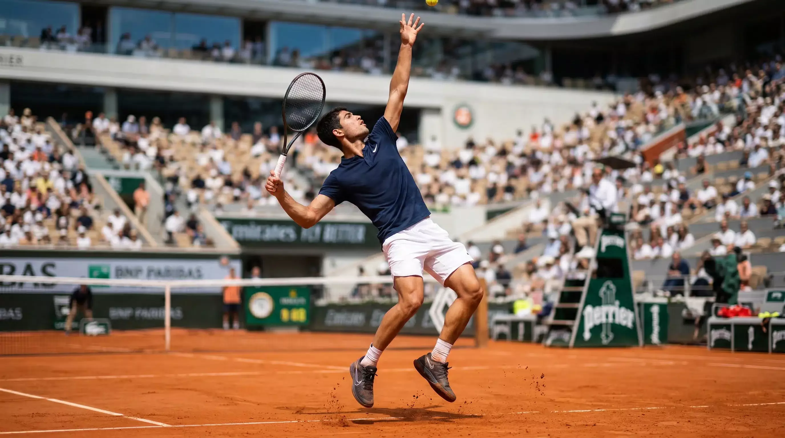 ATP-Turnier 2026 – Profi-Tennisspieler beim Aufschlag auf Sandplatz
