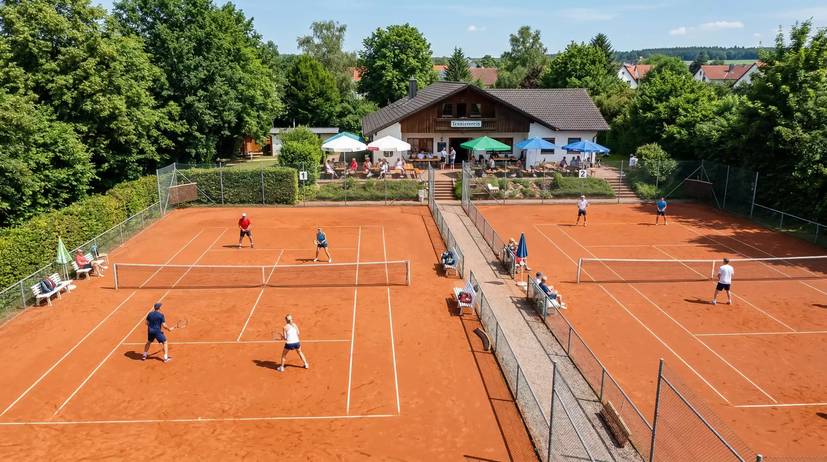 Tennis in Deutschland – Vereins-Tennisplatz mit Spielern im Sommer